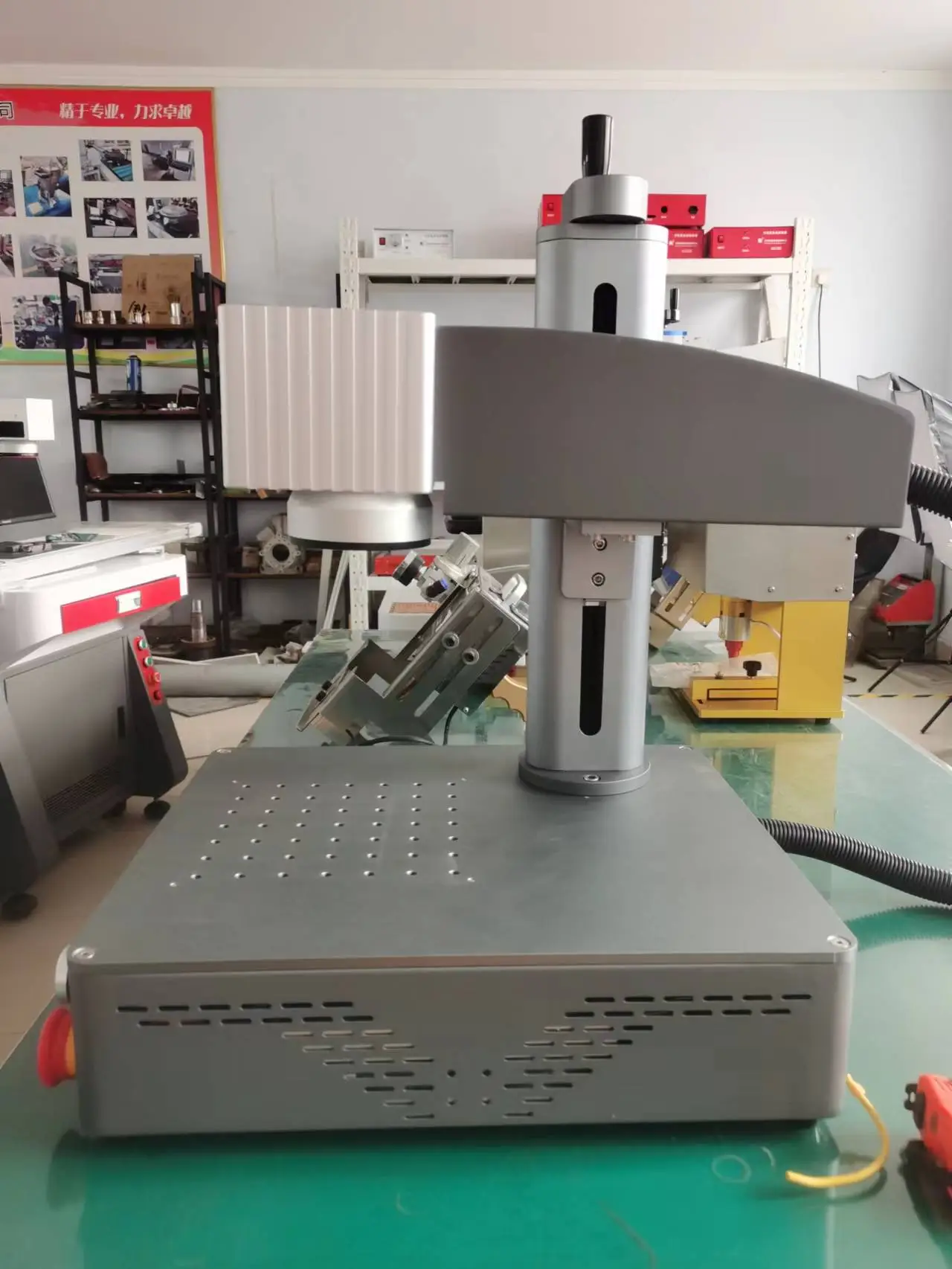 20w 30w lasermarkeringsmaskin for metallnavneskilt