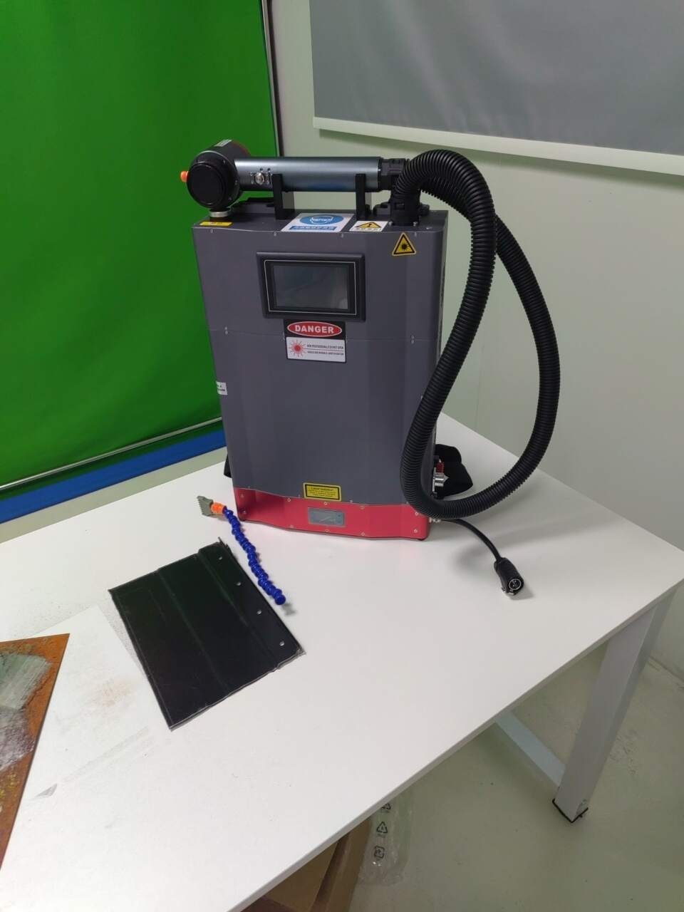 high tech handheld mini pulse fiber laser cleaning machine 100w for metal rust pain removal