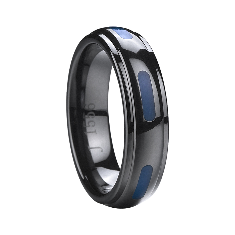 Juodas keramikinis žiedas, inkrustuotas mėlyna derva