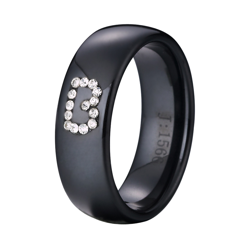 Juodas keramikinis žiedas, inkrustuotas iš krištolo sudaryta žodžio eilutė B