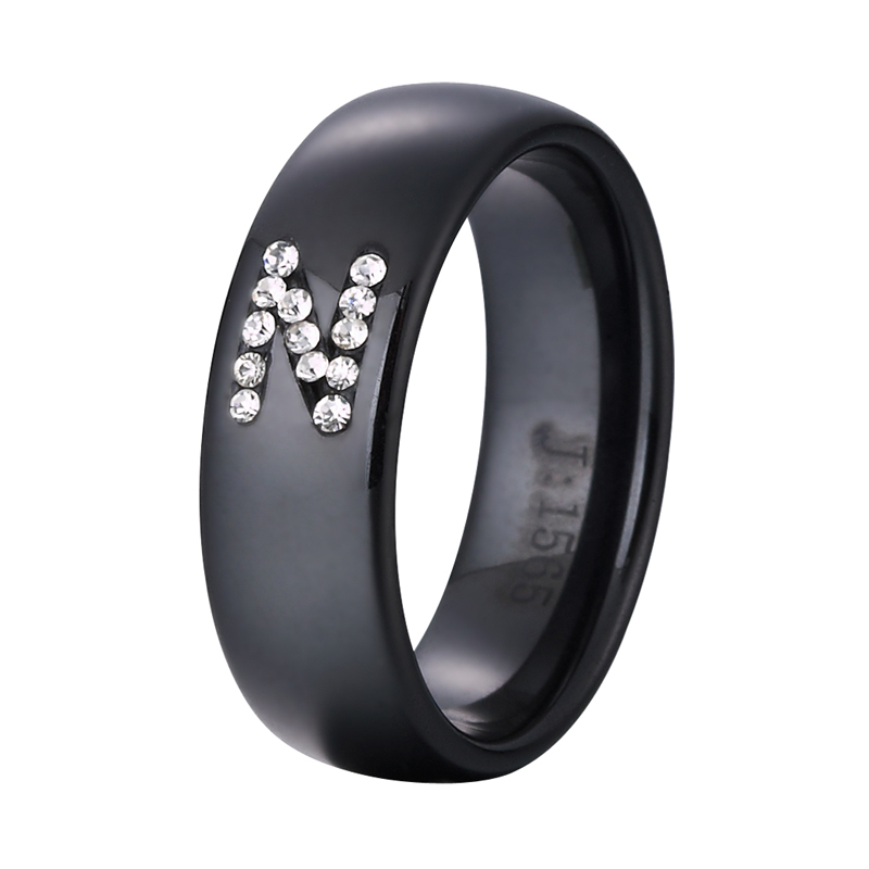 Czarny ceramiczny pierścionek inkrustowany literą N złożony z kryształu