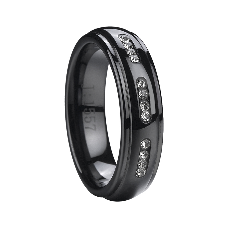 Juodas keramikinis vestuvinis žiedas su krištoliniu akmeniu
