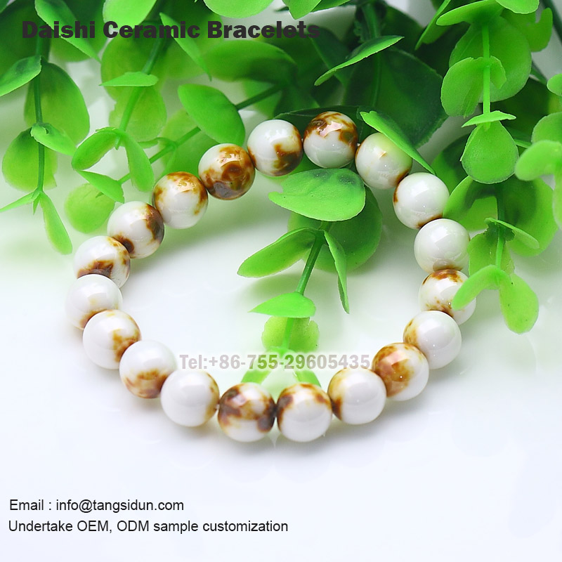 Bracelets en céramique perlés marron sur fond blanc