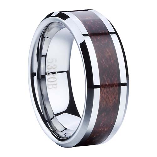 Плоское вольфрамовое кольцо с коричневой деревянной лентой и полированным скошенным краем