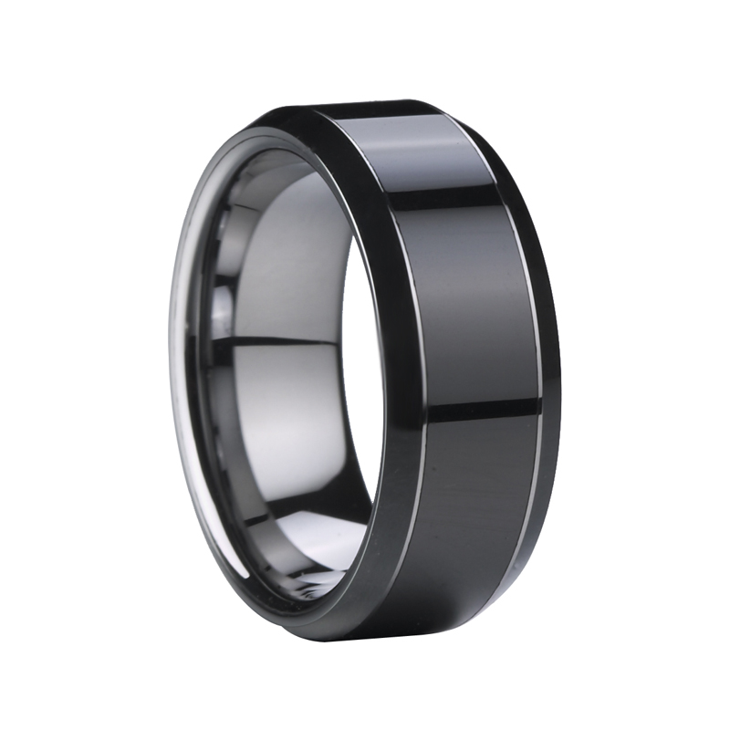 Volframo vestuvinis žiedas su išoriniais juodais keraminiais nuožulniais kraštais