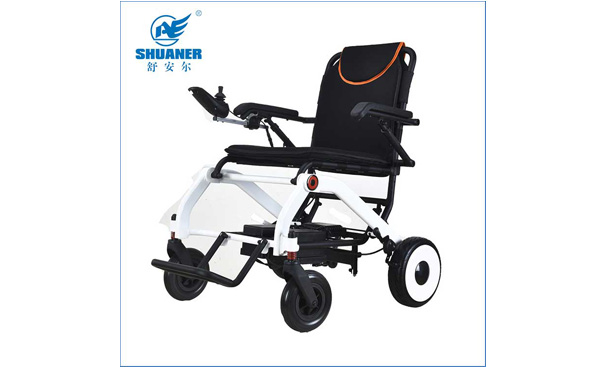 Skirtumas tarp kietų ir pneumatinių padangų elektriniams invalido vežimėliams
