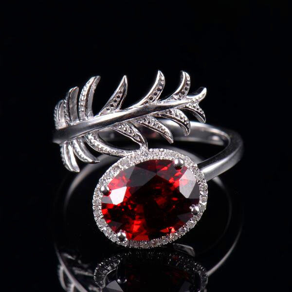Unikaalne ovaalne granaadist teemantidega naiste sõrmus