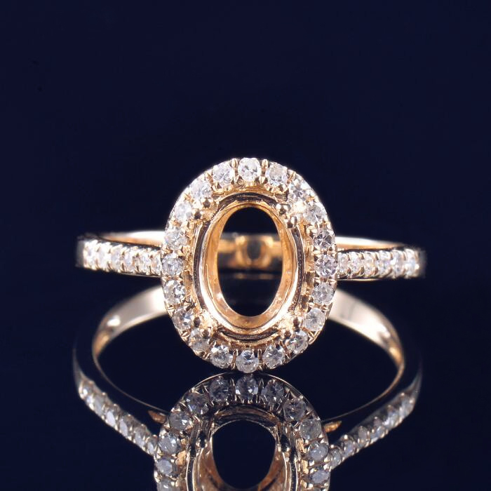 Geltono aukso ovalo formos žiedo nustatymas