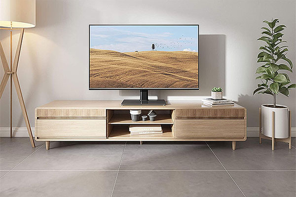 Método de instalación del colgador de TV en la sala de estar.