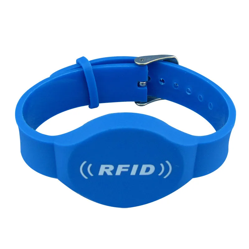 13.56MHZ MF In-ríomhchláraithe uiscedhíonach Ic Rfid PVC Rubber Bracelet Do sabhna