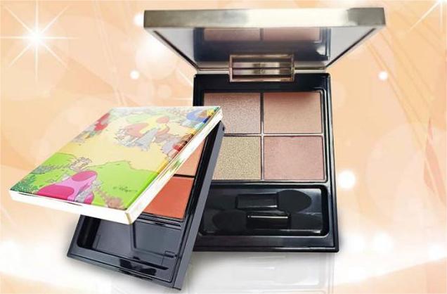 Skønhedsentusiaster overalt brummer om den seneste tilføjelse til makeupverdenen, 4 Color Eyeshadow