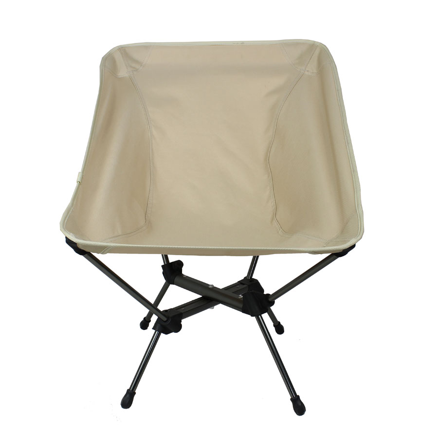 Pevná kempingová stolička s nízkym operadlom