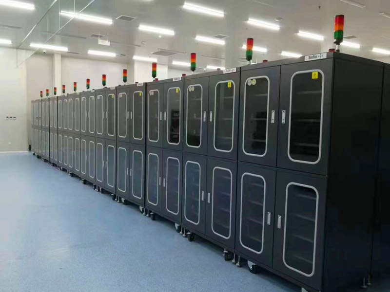 Електронски суви кабинети <5% RH за складирање со ниска влажност, опремени со светилка во три бои, испорачани во Соединетите Американски Држави.