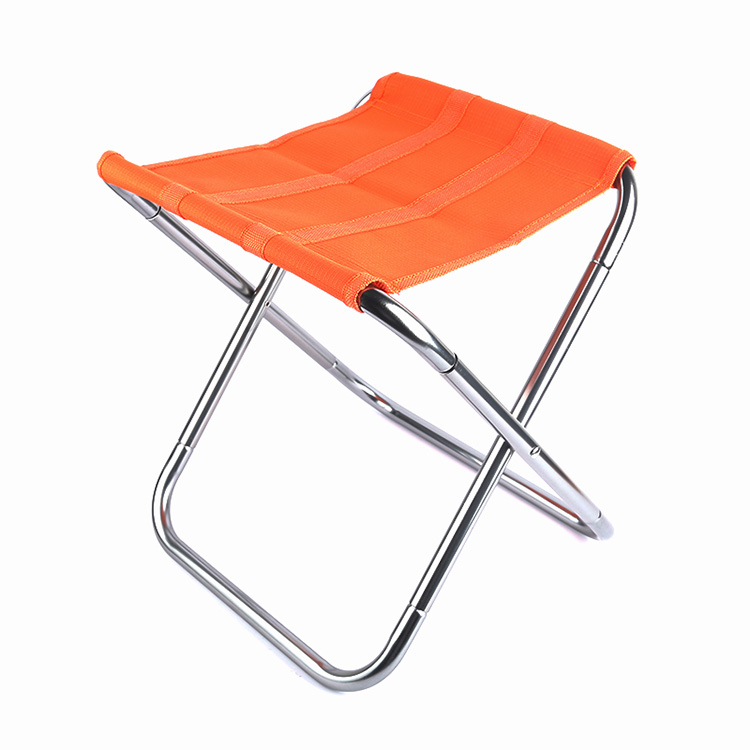 Мал преклопен стол за кампување во класичен стил