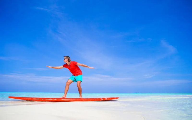 Comment un novice apprend à utiliser une planche de surf