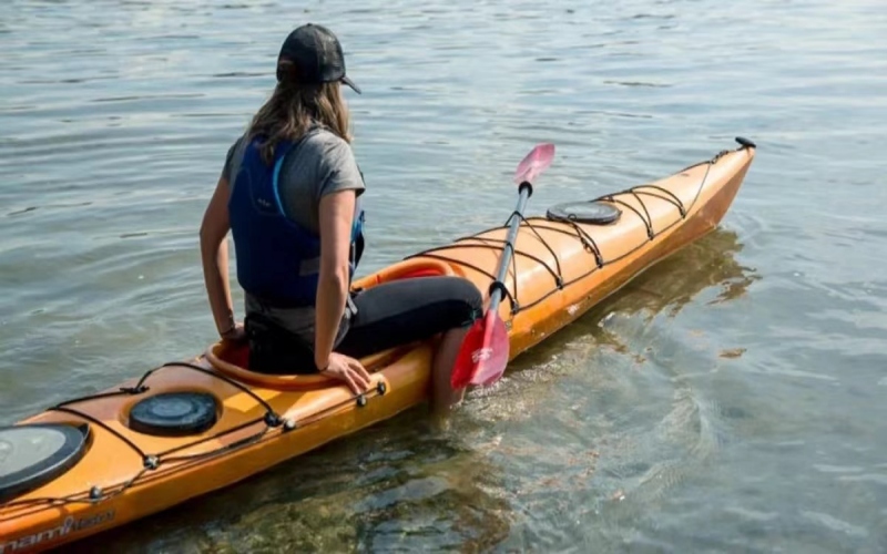 Manual de actividades al aire libre｜Cómo subir y bajar del kayak