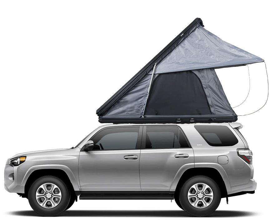 Треугольная палатка на крыше автомобиля