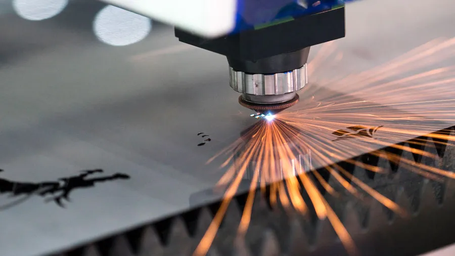 Hvilke materialer kan en fiberlaser kutte og hvor tykt kan den kutte?