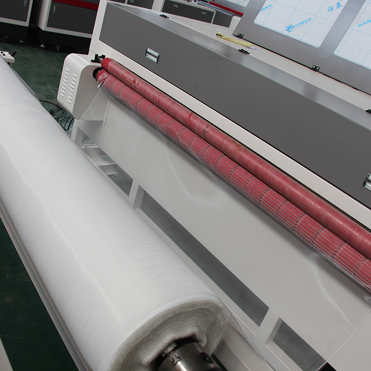 CNC лазерна машина за рязане на тъкани с автоматично подаване