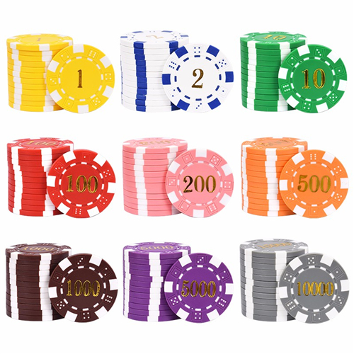 Kvalitní pokerové žetony v kasinu pro vlastní deskové hry nebo pokerové hry