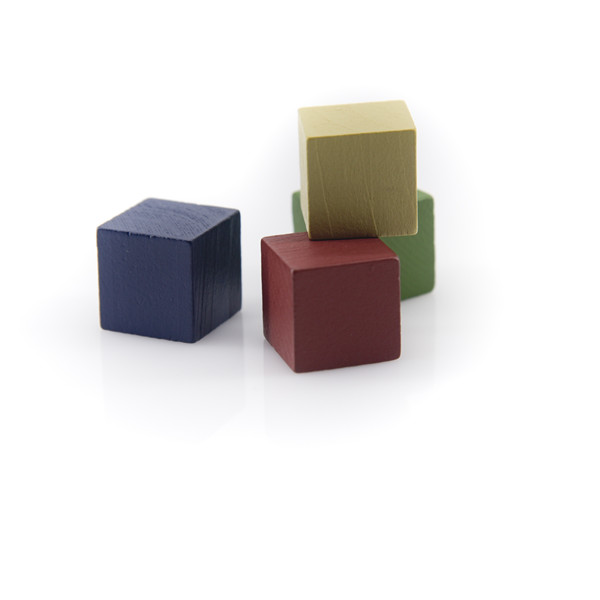 Fichas de madera cúbicas de colores para juegos de mesa personalizados