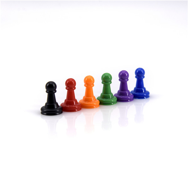 Peones de plástico de colores para juegos de mesa