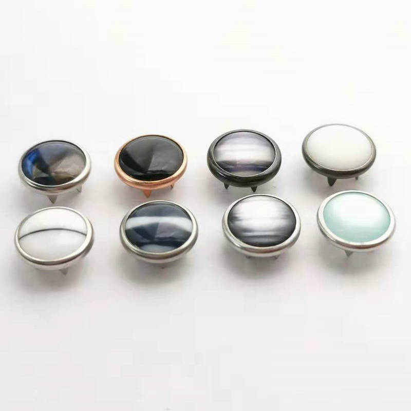 Botón de anillo a presión con tapa de perla de latón