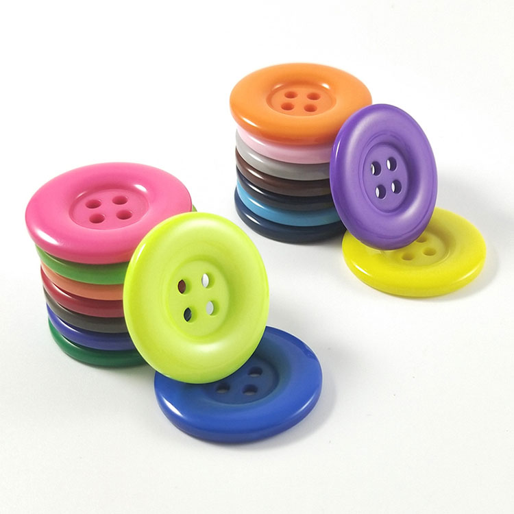 What are the differences between resin buttons and plastic buttons?