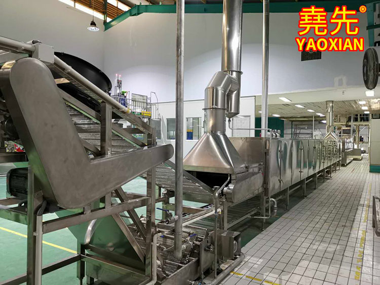 What is the output and operation of the production line of fresh rice noodles?
