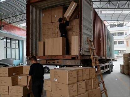 Εμπορευματοκιβώτια που φορτώνουν πριν από το κινεζικό νέο έτος