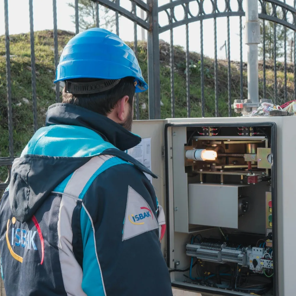 A fotovoltaikus biztosítékok fő szerepe az áramkörökben: biztonsági védelem és túlterhelés elleni védelem