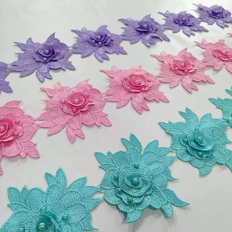 Dantela de flori cu margele 3D