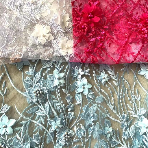 Tissu en maille décoré de fleurs et de paillettes 3D