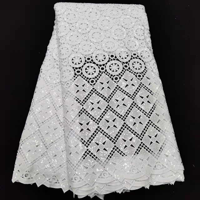 Бела тканина са шљокицама за венчаницу