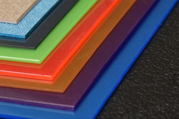 Una breve introducción a las propiedades de las láminas de plástico ABS de uso común.