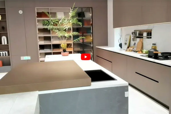 Išmani virtuvė su automatiniu virtuvės salelės stalviršiu ir paslėptu vandens čiaupu