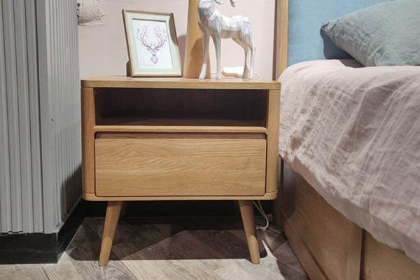 Oak chunky bedside table will become increasingly popular among people