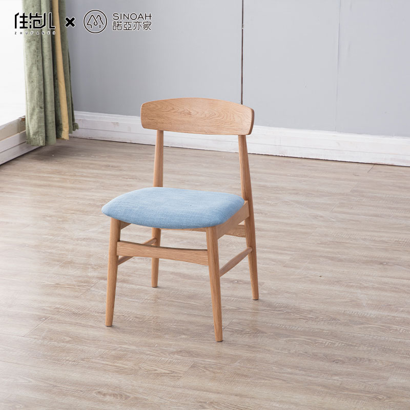 Ąžuolinė kėdė su medžiagine sėdyne