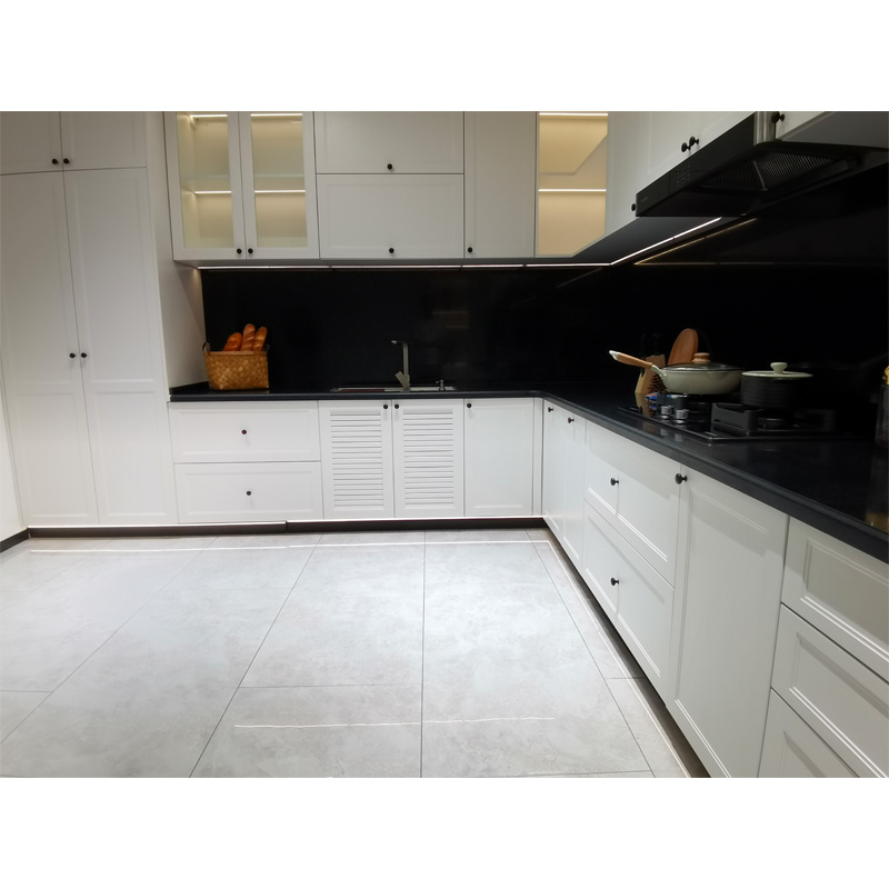 Bele kuhinjske omare po meri z obliko L