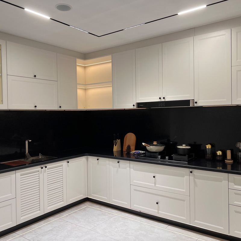 Bele kuhinjske omare po meri z obliko L