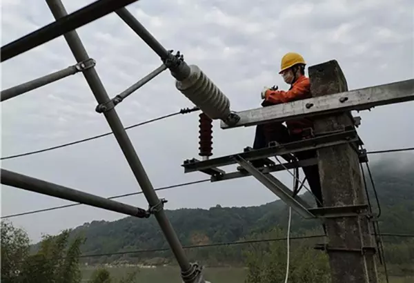 Mechanical Testing Of Connecting Leads Of Lightning Arresters On Transmission Lines