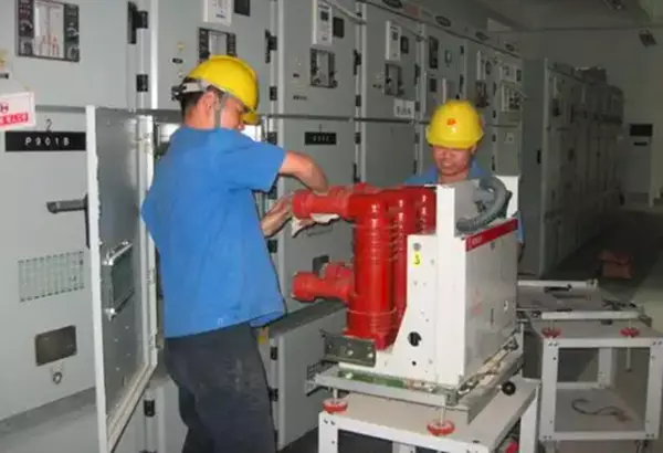 How long is the maintenance cycle of the vacuum circuit breaker?