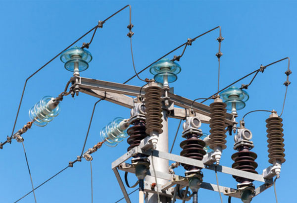 How to distinguish between insulators and arresters on towers？