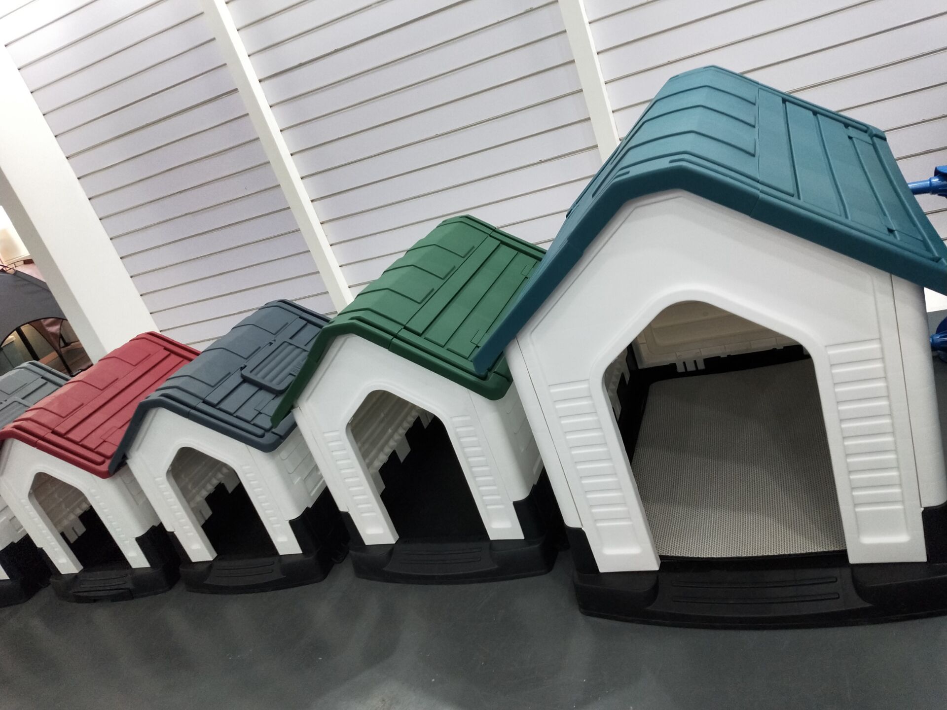 The design demand for the pet products-plastic dog house