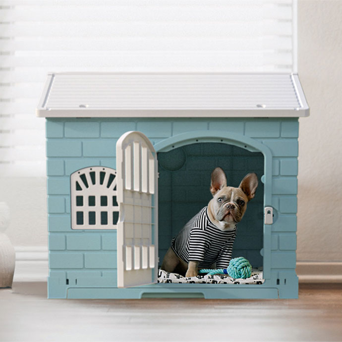 Chuồng chó bằng nhựa phong cách hiện đại với cửa nhựa trong nhà