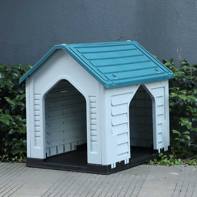 Недавно разработанная пластиковая будка для собак с двумя дверями