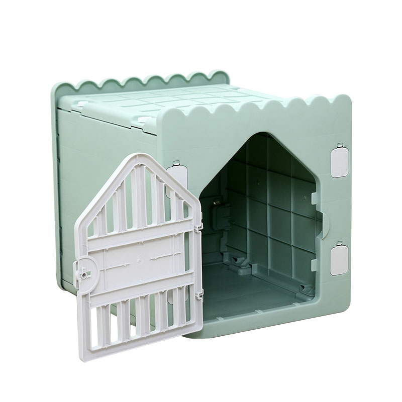 プラスチック製のドアが付いている小さなプラスチック製の犬小屋
