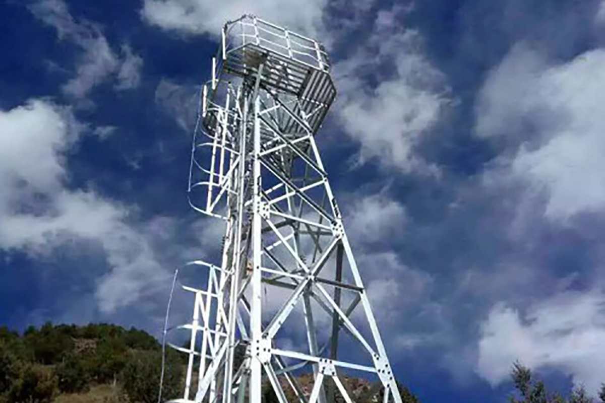 निगरानी टावरों का उपयोग किन निर्माण क्षेत्रों में किया जा सकता है?