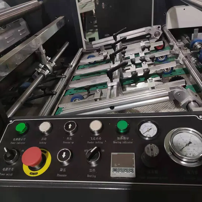 Avtomatski stroj za enostransko plastificiranje