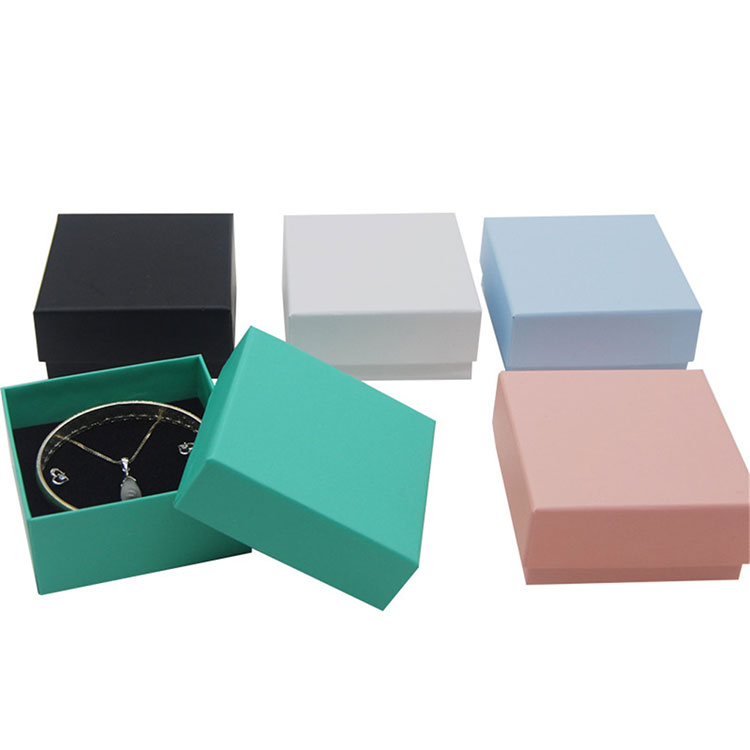 Boîte de forme carrée Sac en papier Petit carton de boîte d'emballage de bijoux avec éponge